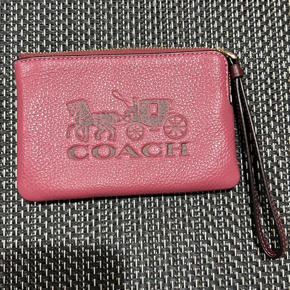 Coach Corner Zip Wristlet Rouge Horse & Carriage NWT Refined Pebble Leather